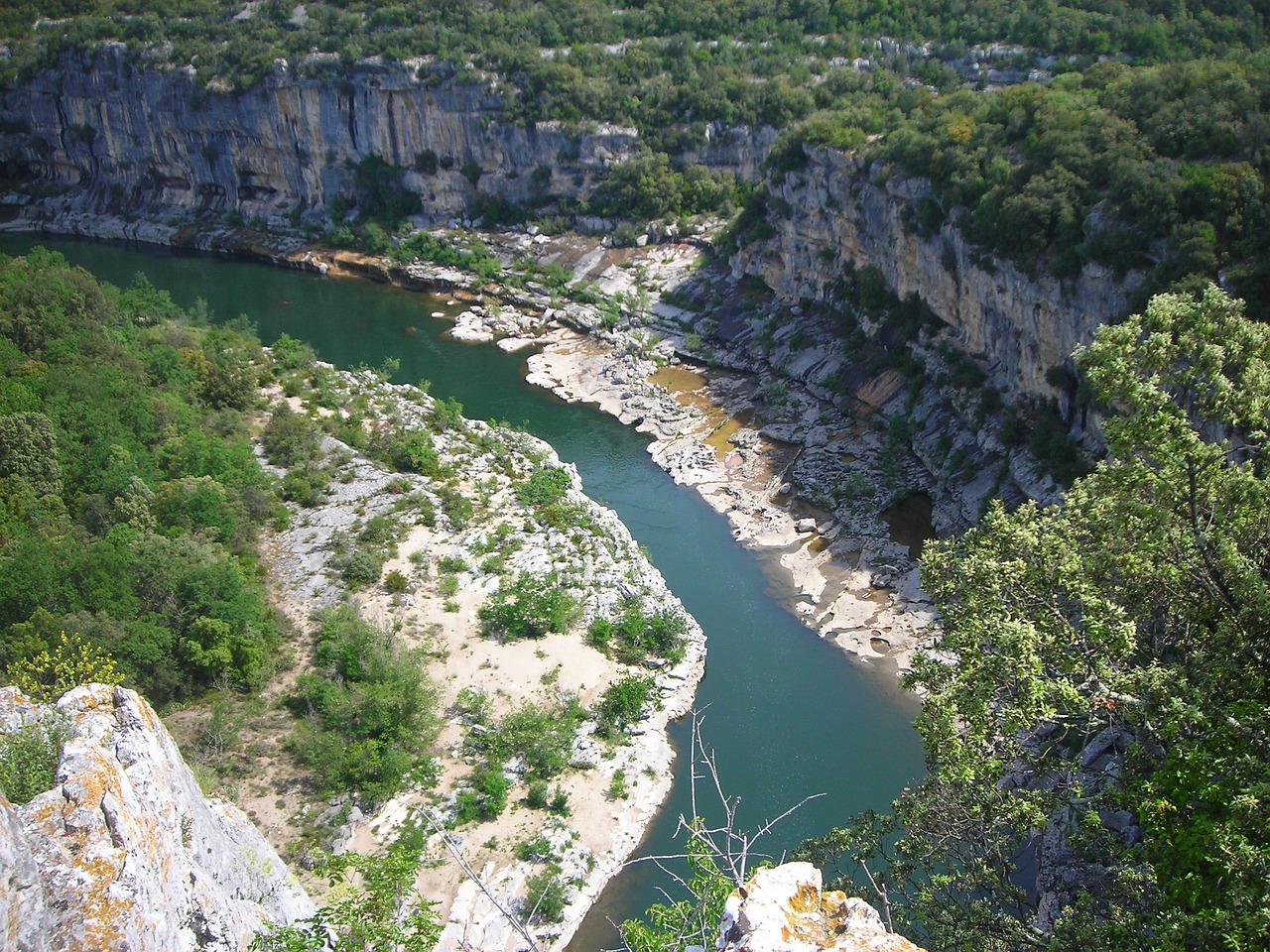 Balade moto inoubliable à travers les majestueuses gorges de l'Ardèche