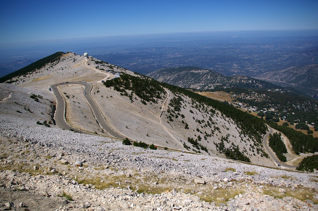 Découvrez le Mont Ventoux et les Gorges de la Nesque : Une aventure moto captivante entre virages serrés et paysages époustouflants